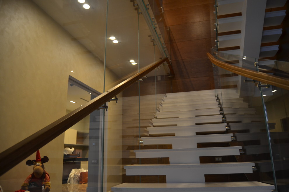 Стильная лестница со стеклянным ограждением (2018)