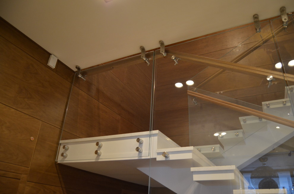 Стильная лестница со стеклянным ограждением (2018)