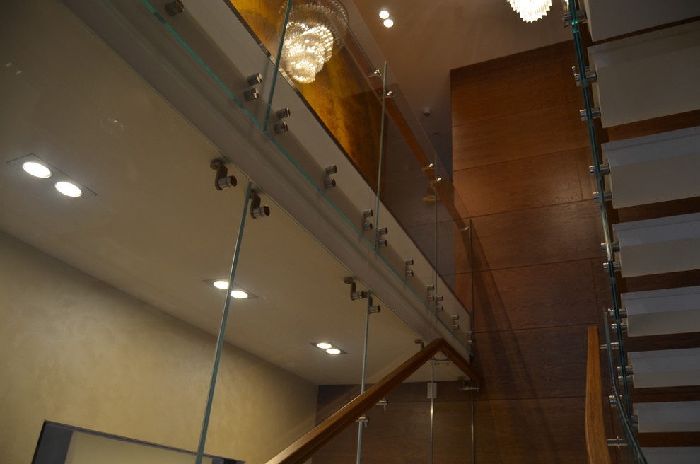 Стильная лестница со стеклянным ограждением (2018)