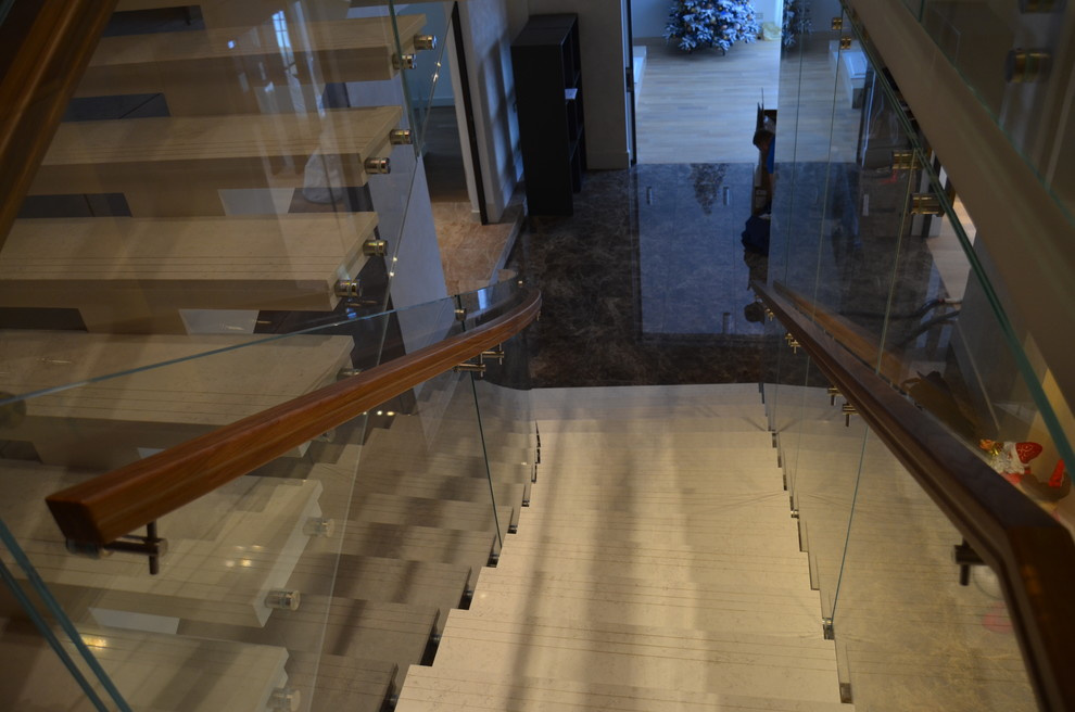 Стильная лестница со стеклянным ограждением (2018)