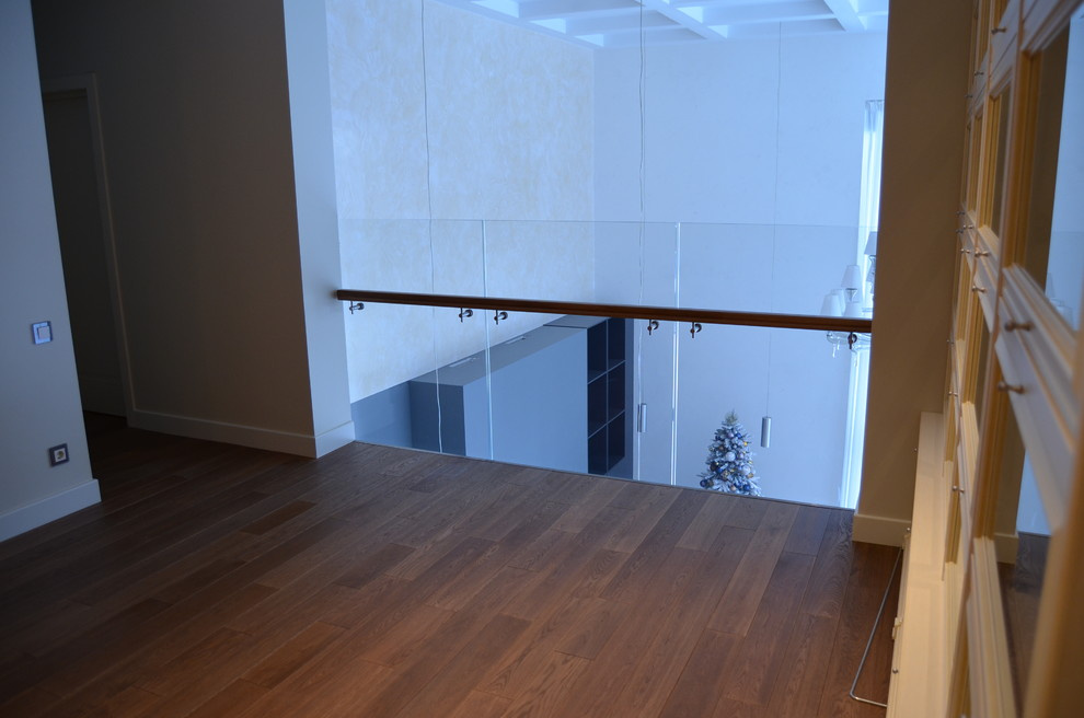 Стильная лестница со стеклянным ограждением (2018)