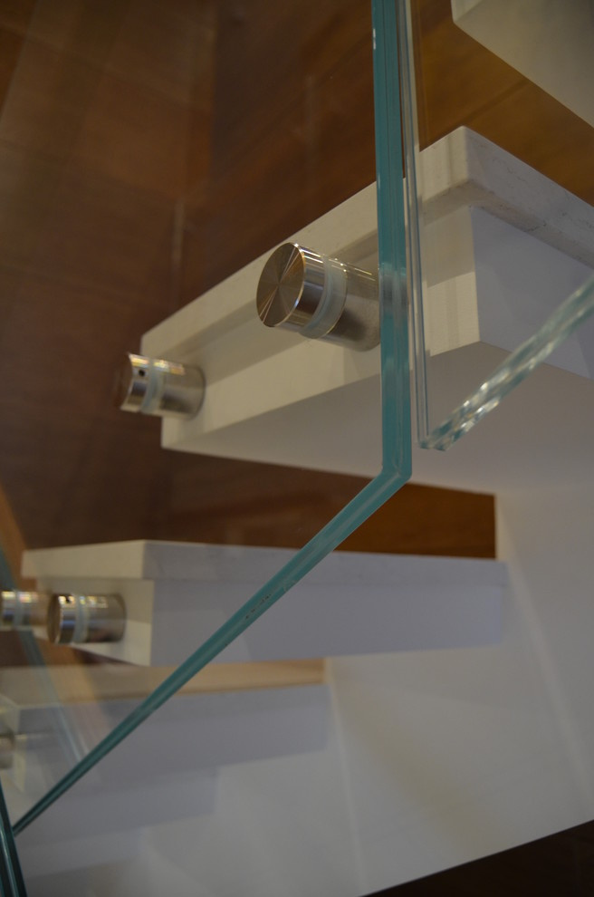 Стильная лестница со стеклянным ограждением (2018)