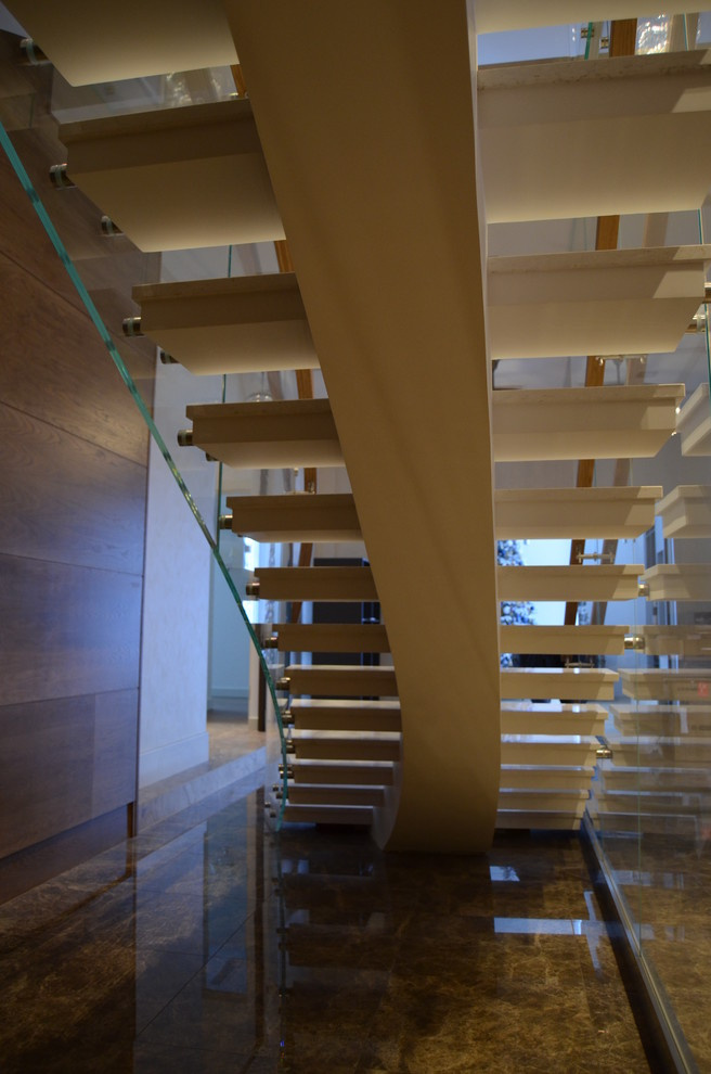 Стильная лестница со стеклянным ограждением (2018)