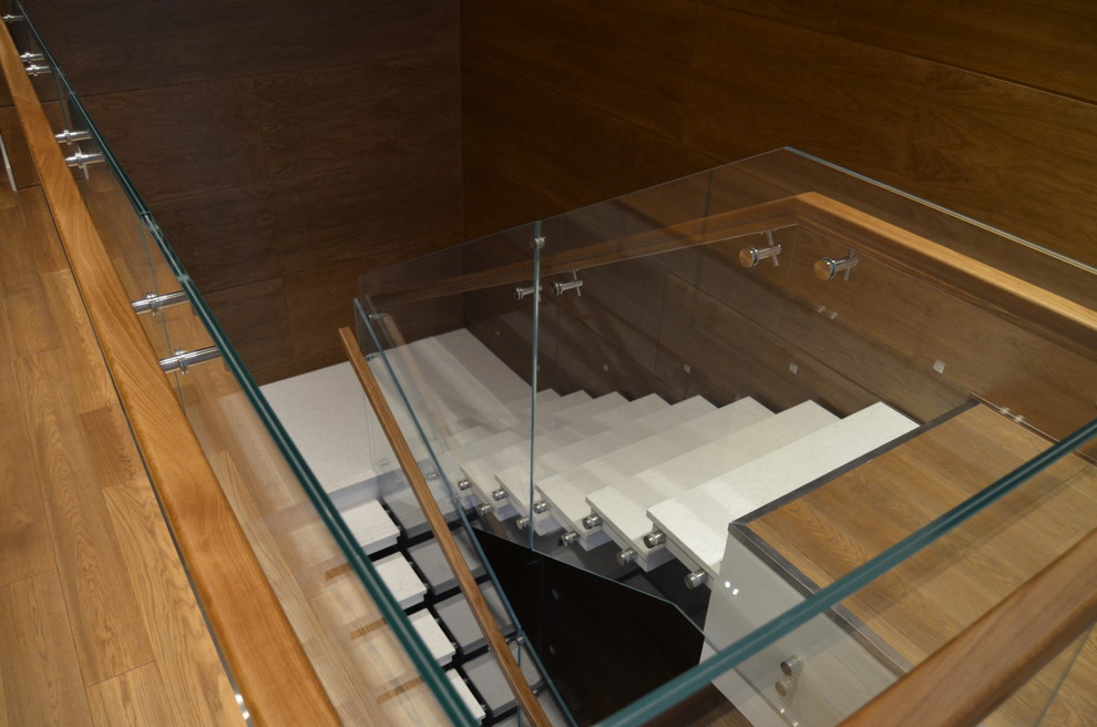 Стильная лестница со стеклянным ограждением (2018)