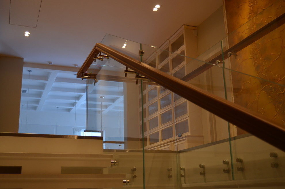 Стильная лестница со стеклянным ограждением (2018)