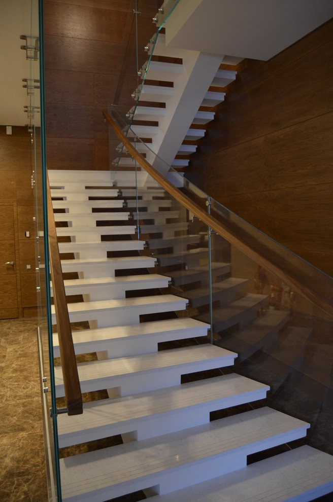 Стильная лестница со стеклянным ограждением (2018)