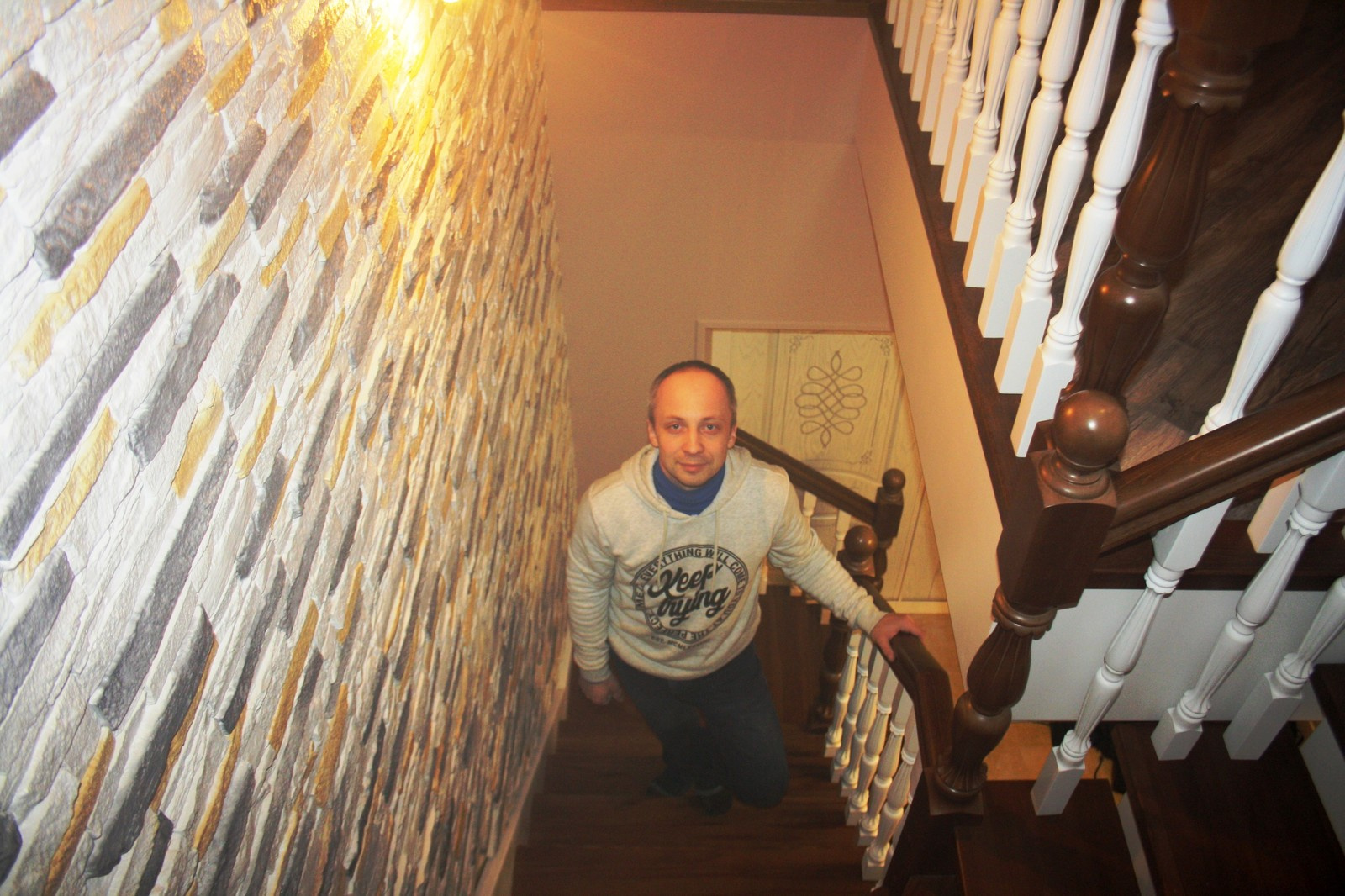 Лестница из бука с контрастной покраской