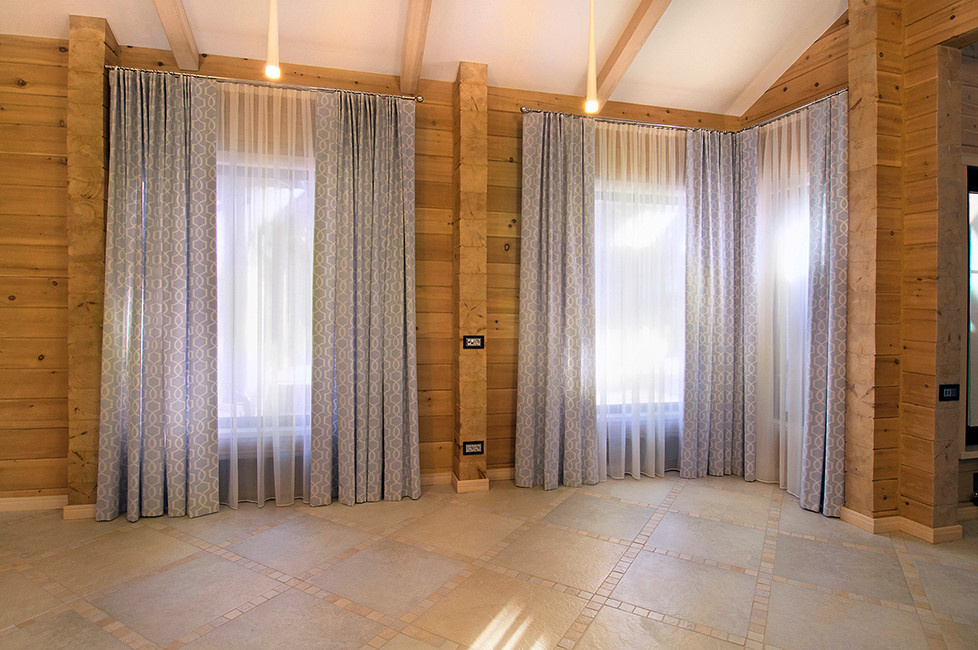 Шторы в гостиную деревянного дома