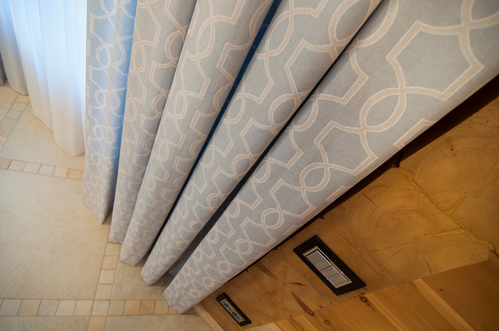 Шторы в деревянный дом