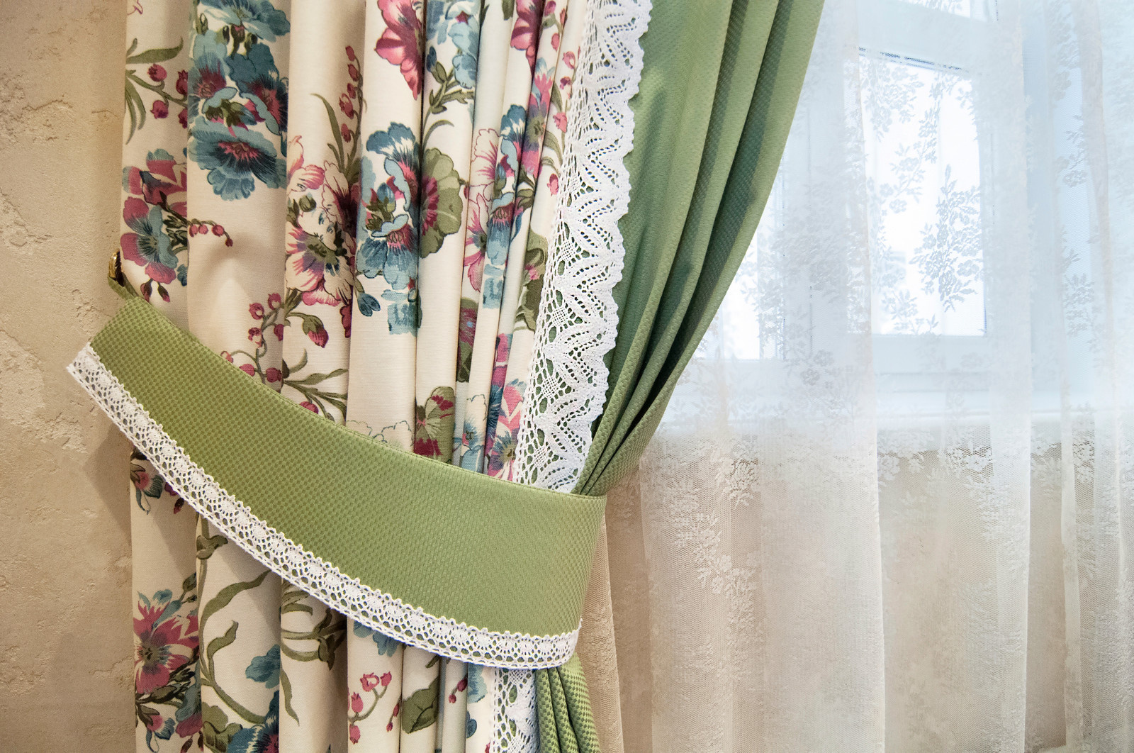 Шторы для маленького замка 2018