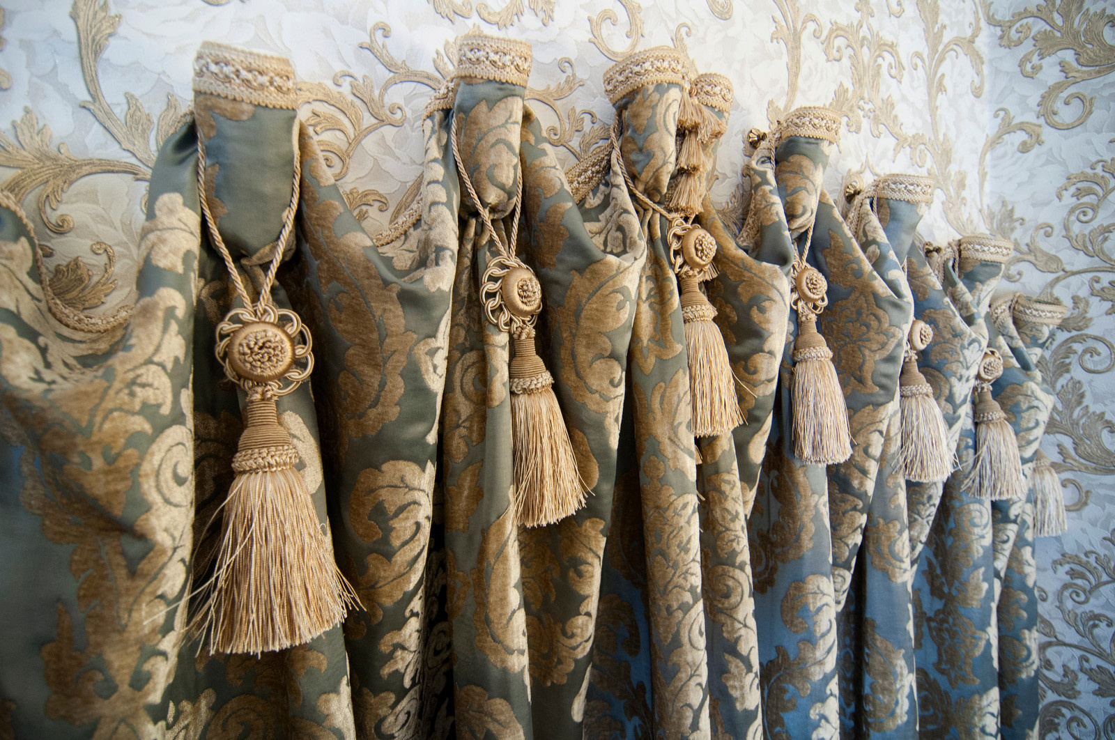 Шторы для маленького замка 2018