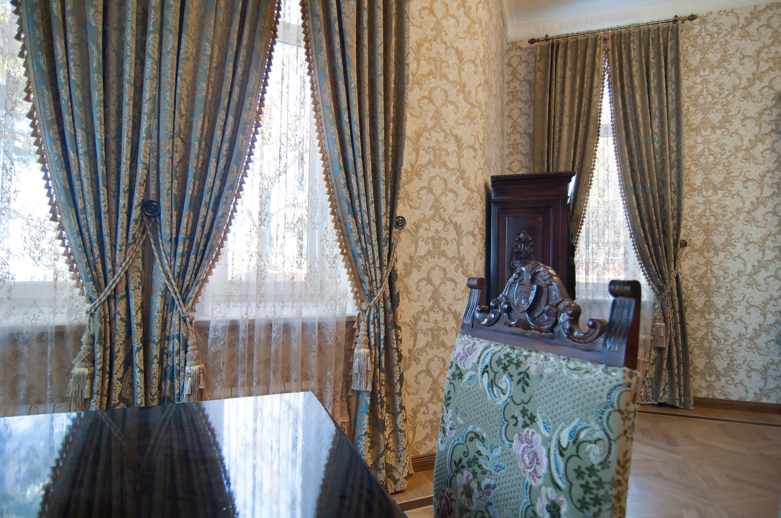 Шторы для маленького замка 2018