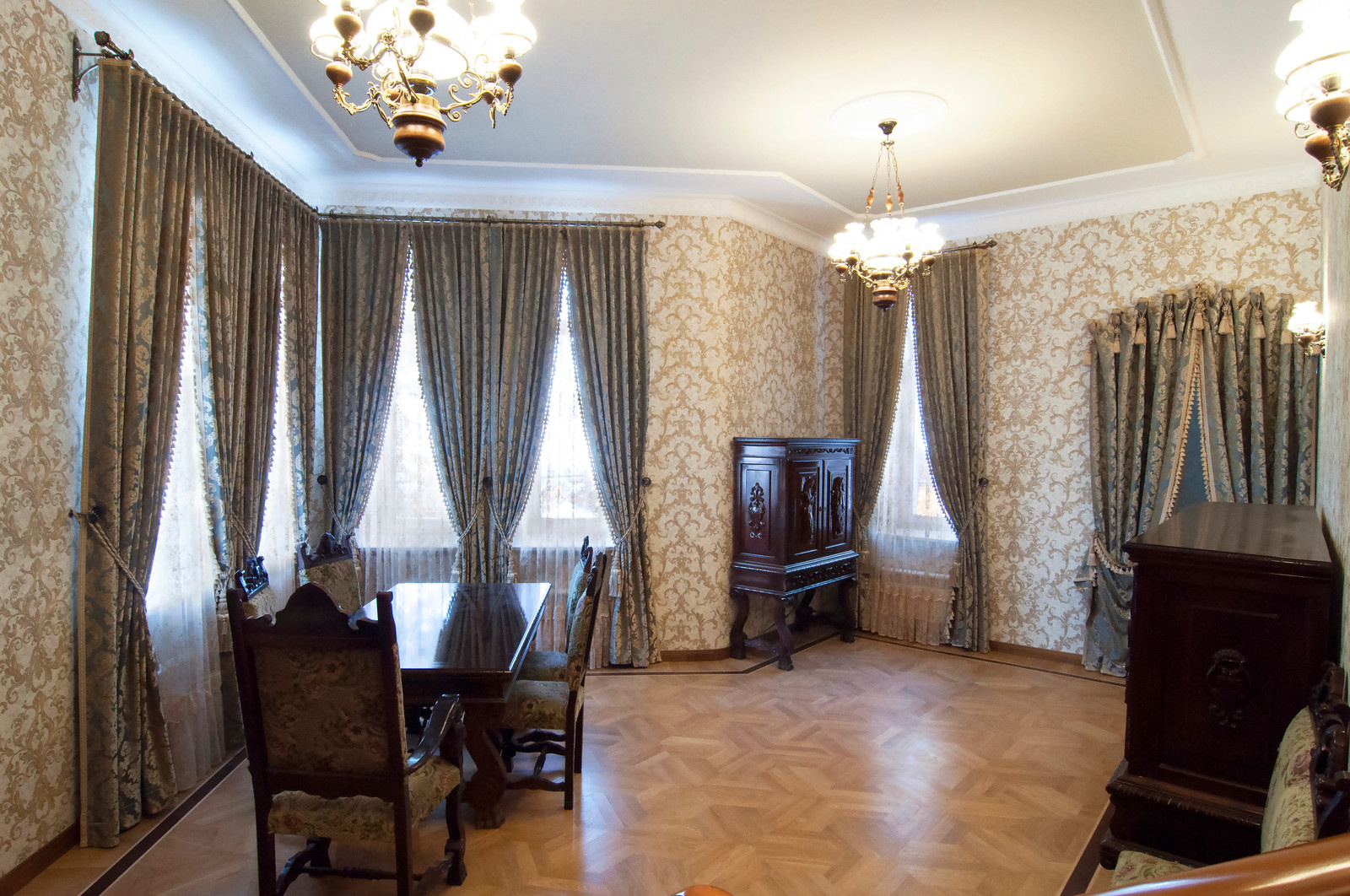 Шторы для маленького замка 2018