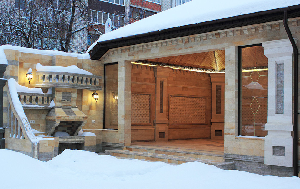 Облицовка природным камнем комплекса для отдыха с беседкой.