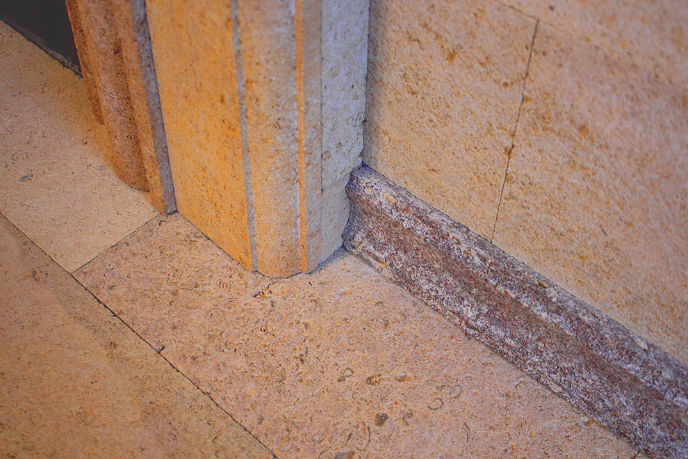 Облицовка природным камнем комплекса для отдыха с беседкой.