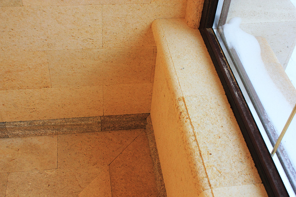 Облицовка природным камнем комплекса для отдыха с беседкой.