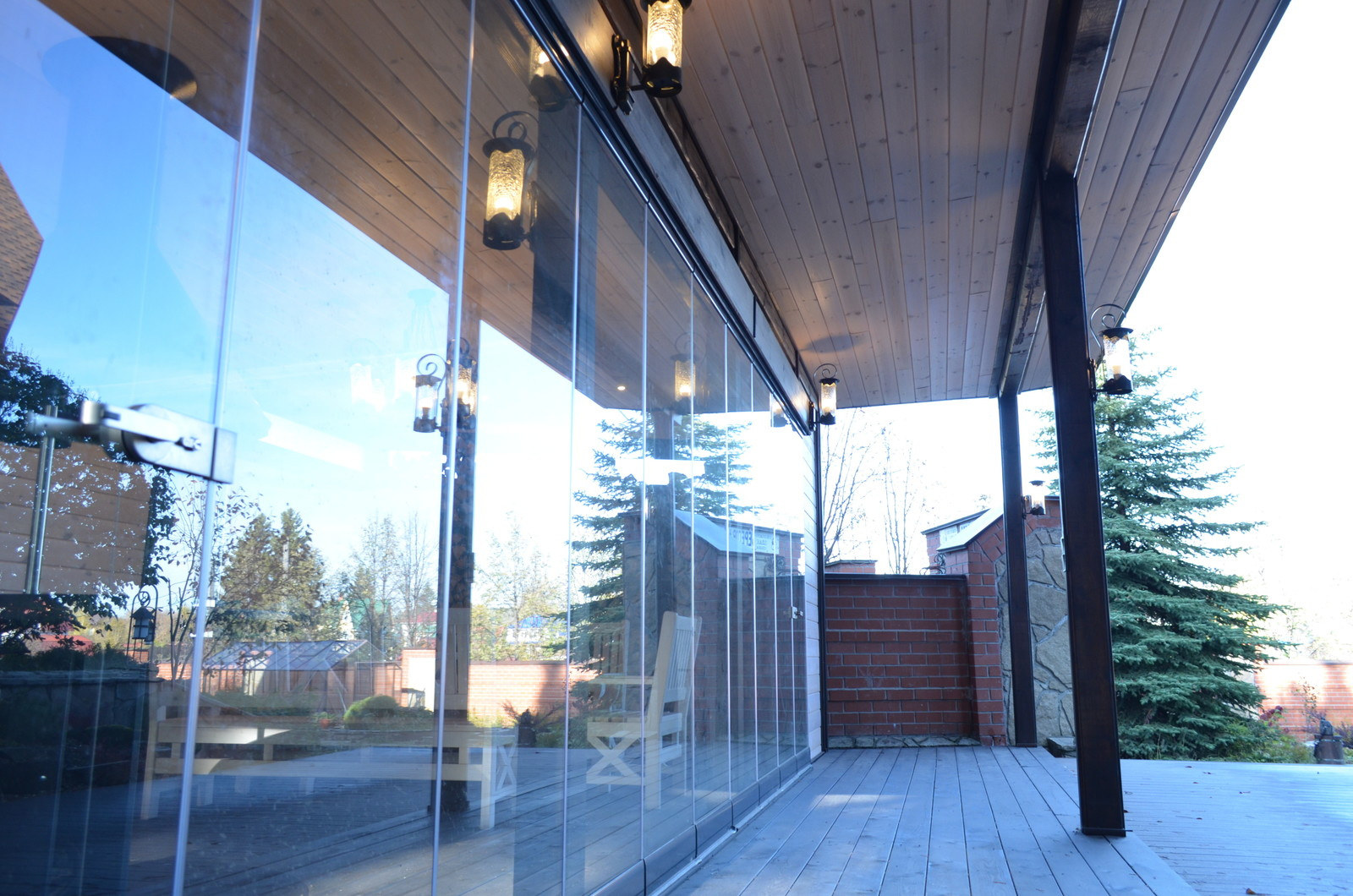 Беседка с грилем и безрамным остеклением