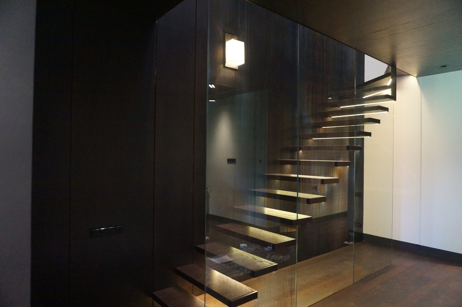 Больцевая лестница со стеклянной стеной в Новогорске