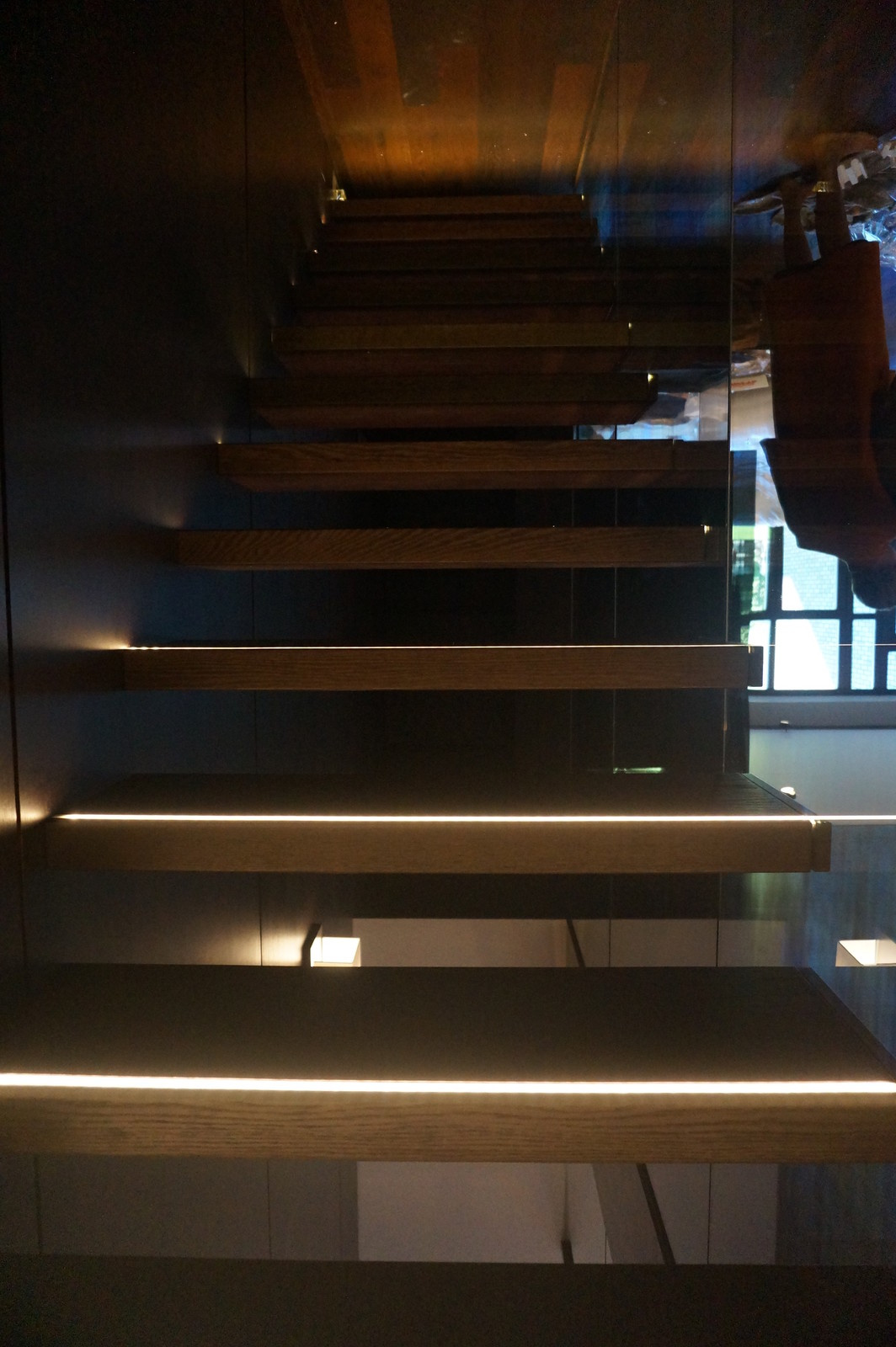 Больцевая лестница со стеклянной стеной в Новогорске