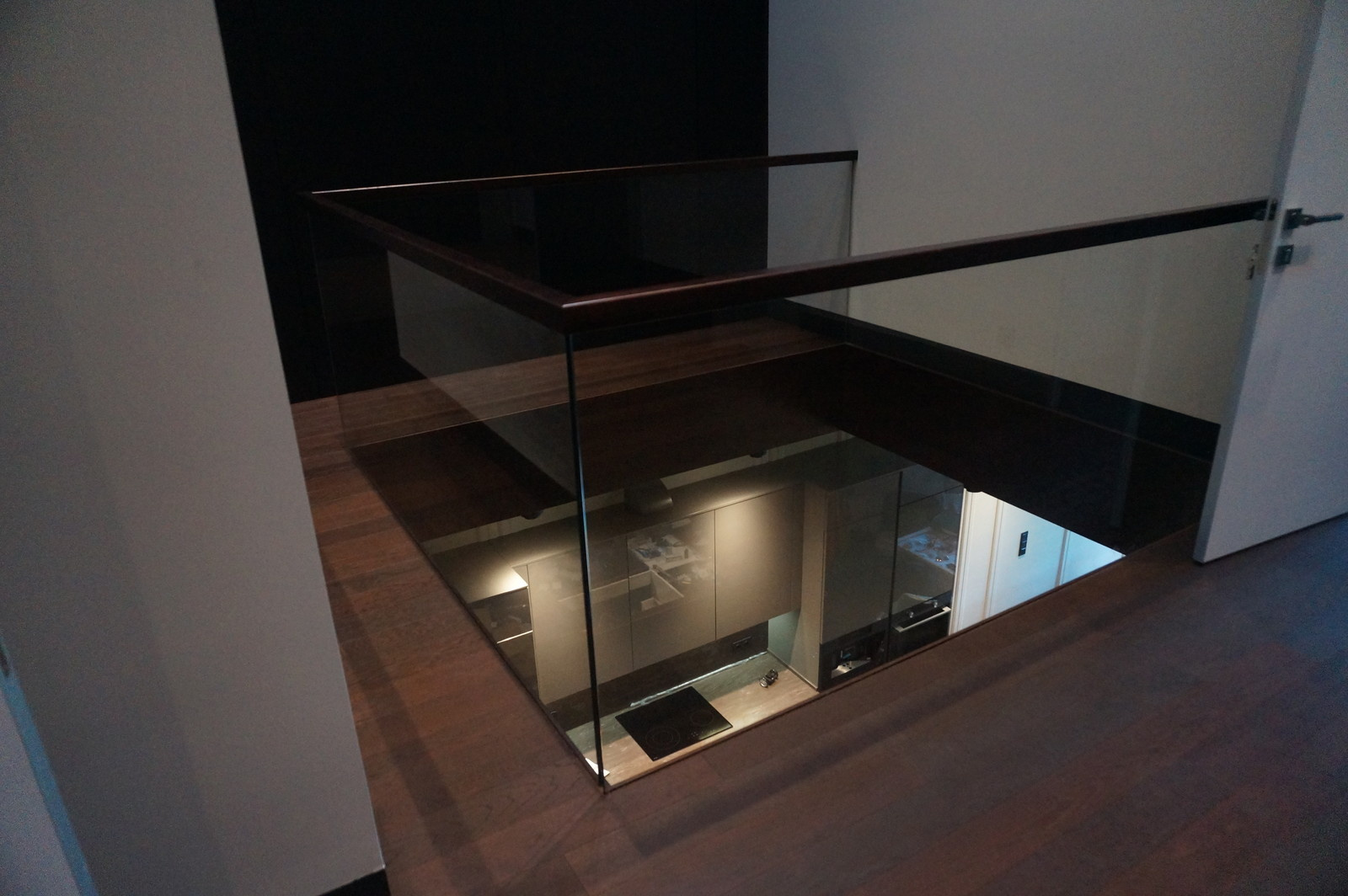 Больцевая лестница со стеклянной стеной в Новогорске