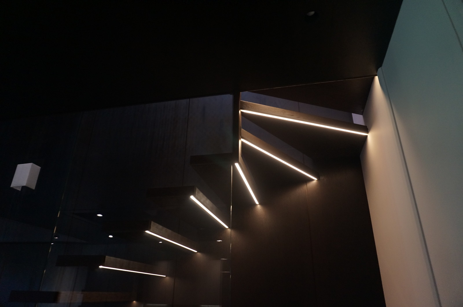 Больцевая лестница со стеклянной стеной в Новогорске