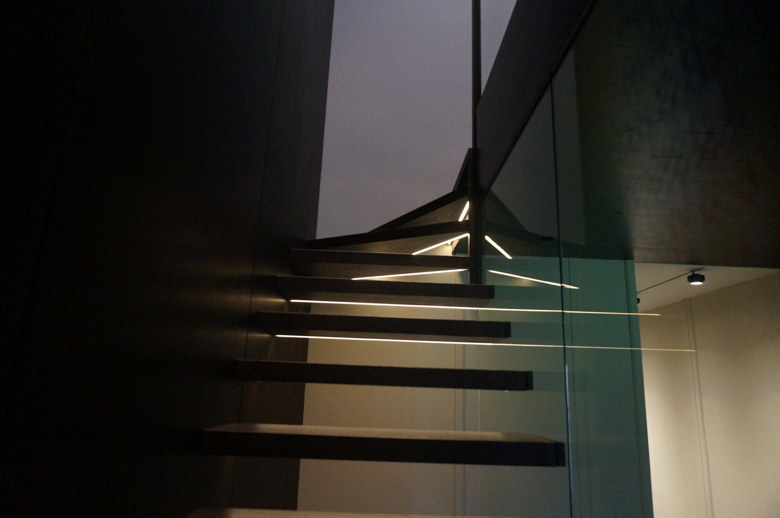 Больцевая лестница со стеклянной стеной в Новогорске