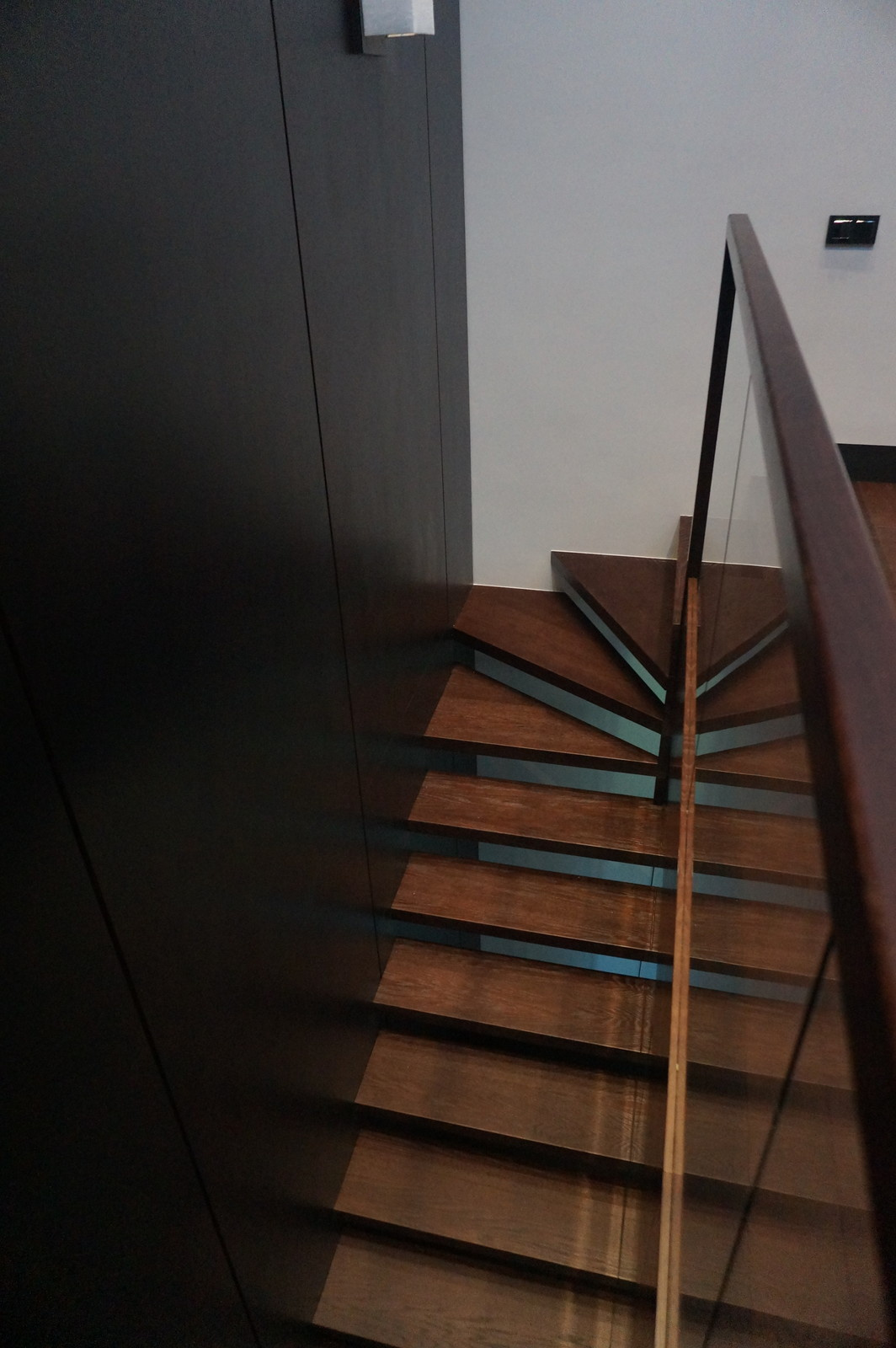 Больцевая лестница со стеклянной стеной в Новогорске