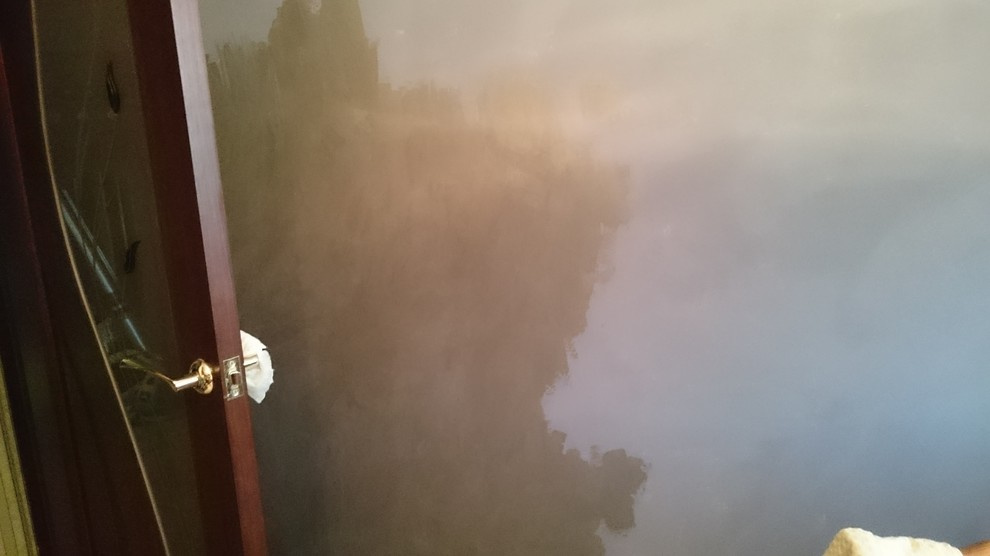 Кухонная стена в сером цвете с золотым растительным узором 10 м2