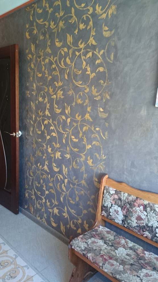 Обложка проекта: Кухонная стена в сером цвете с золотым растительным узором 10 м2