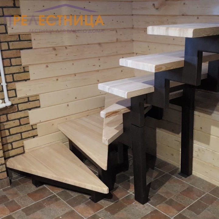 Открытая металлическая лестница на двух косоурах