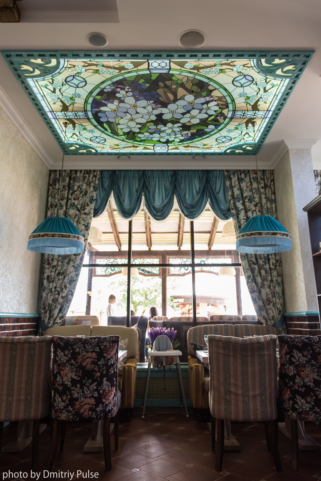 Витражи в кафе "Дача". Дизайнер проекта Анатолий Шупик