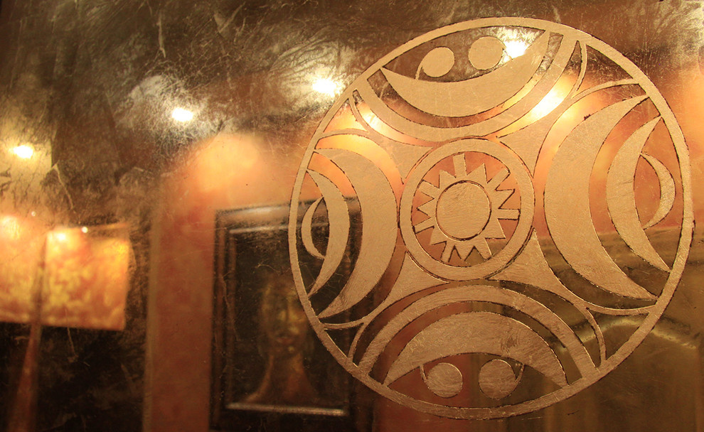 Декоративные зеркала в шкафе-купе в африканском стиле