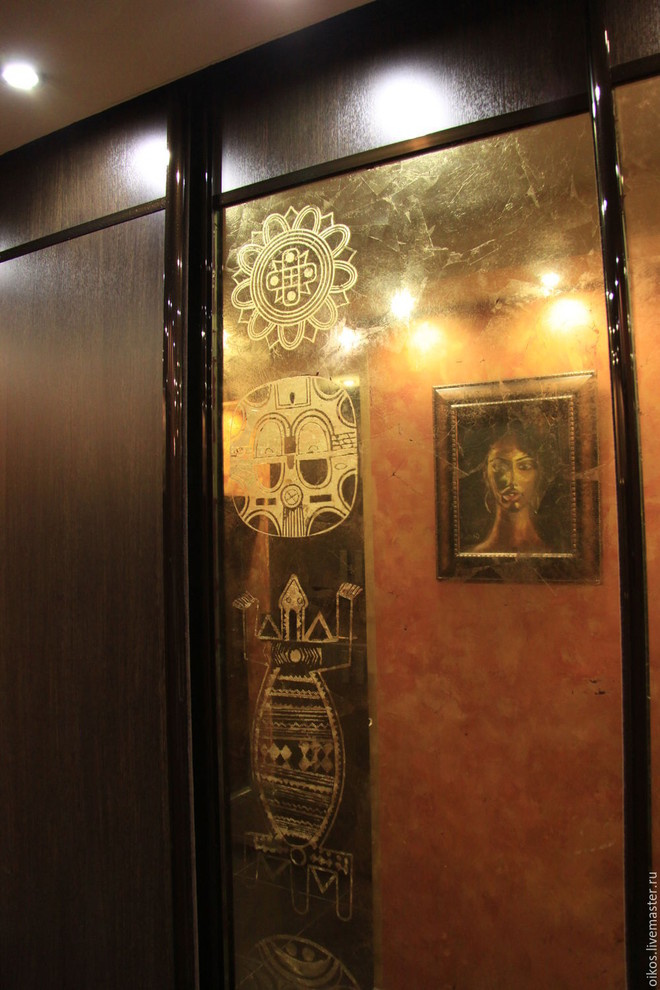 Декоративные зеркала в шкафе-купе в африканском стиле