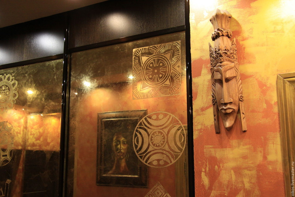 Декоративные зеркала в шкафе-купе в африканском стиле