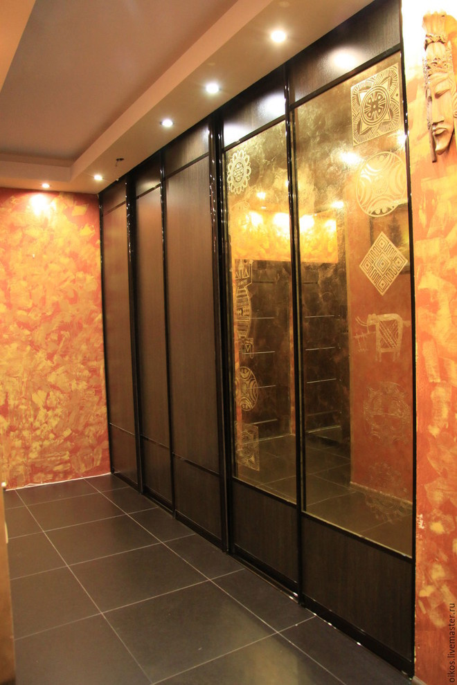 Декоративные зеркала в шкафе-купе в африканском стиле
