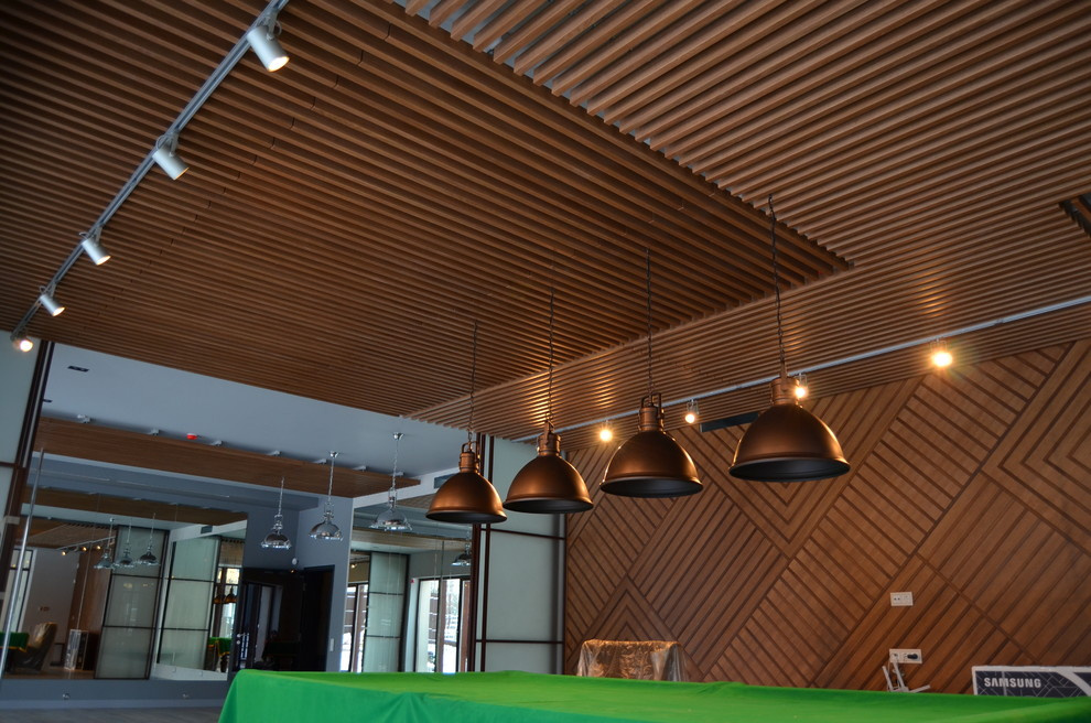 Стильная лестница со стеклянным ограждением (2018)