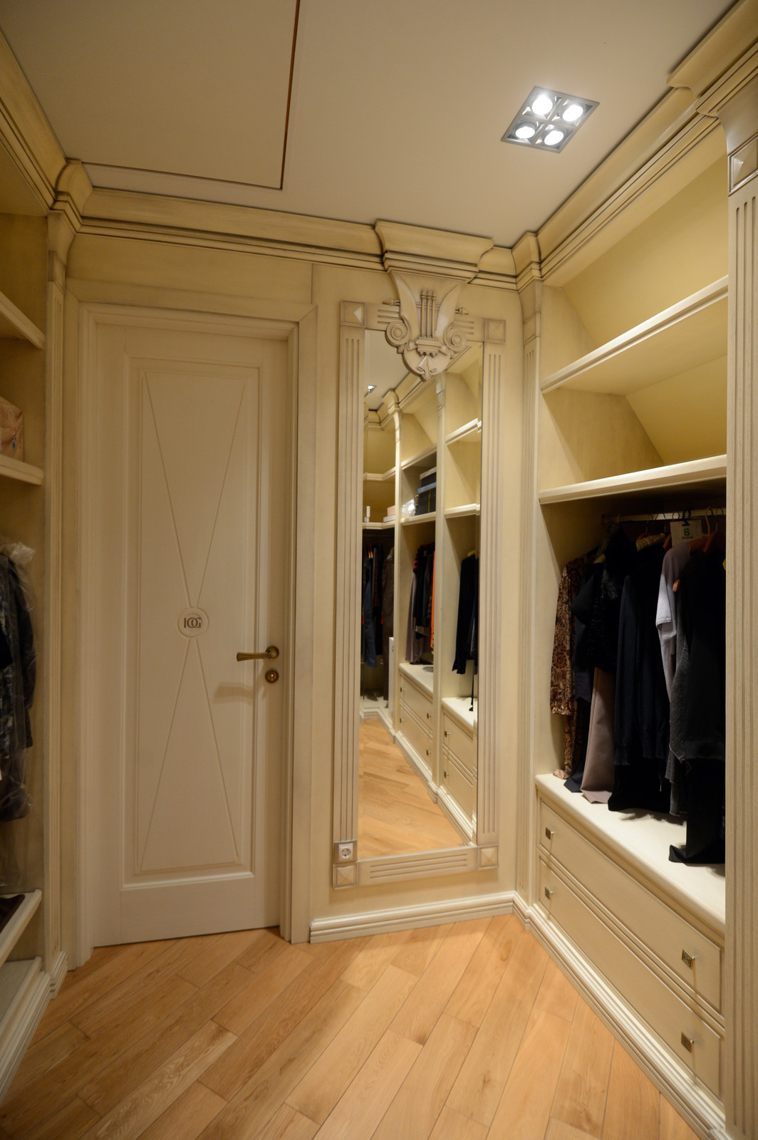 Гардеробная в мансардном помещении