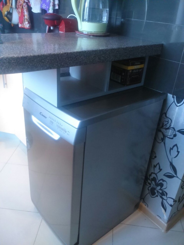 installation of the dishwasher in the mounted kitchen