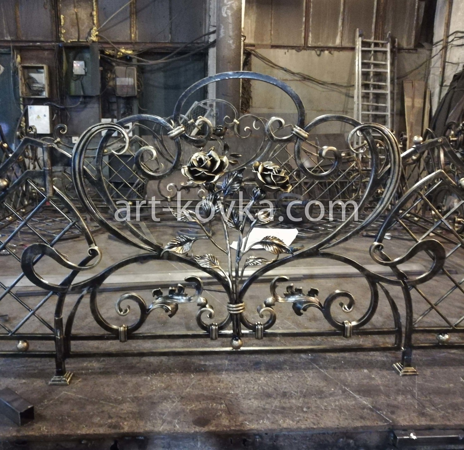 Ограда кованая с розами