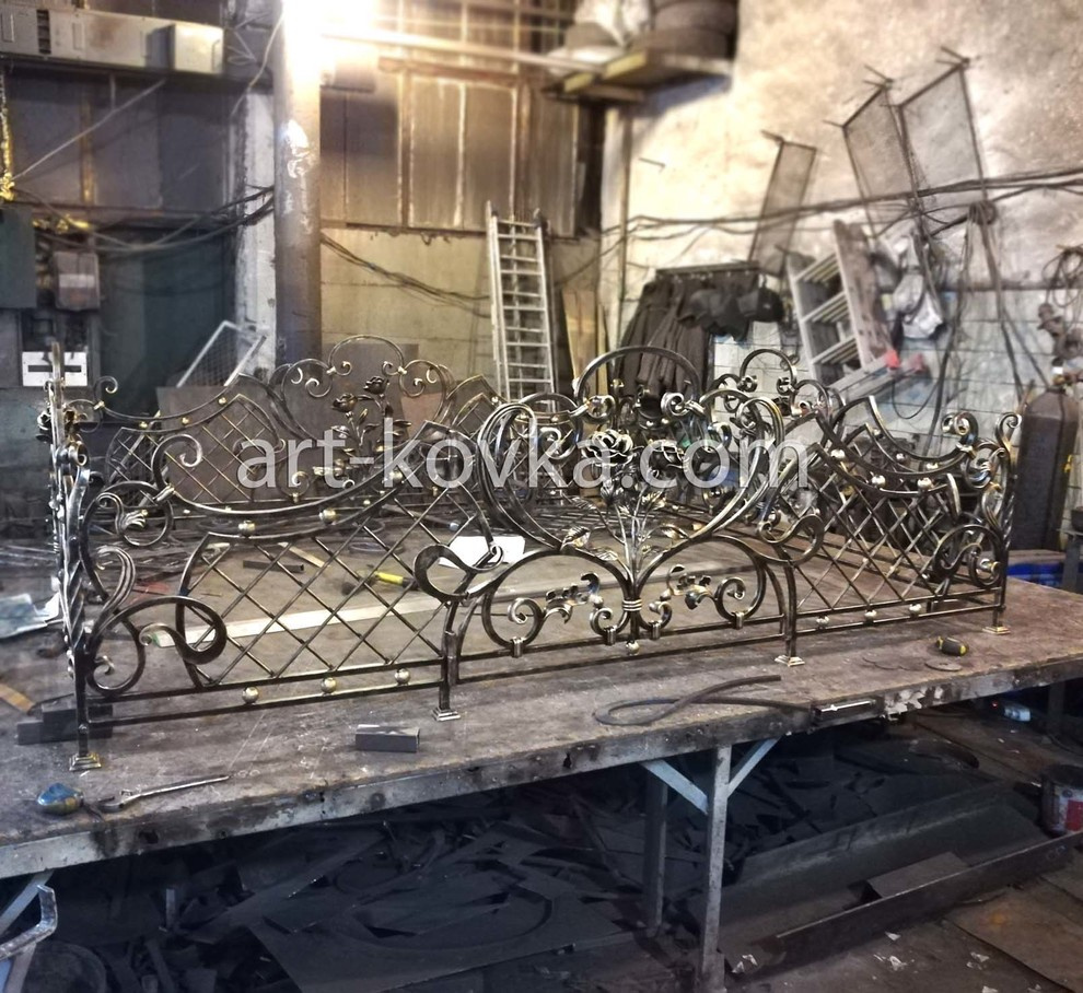 Ограда кованая с розами