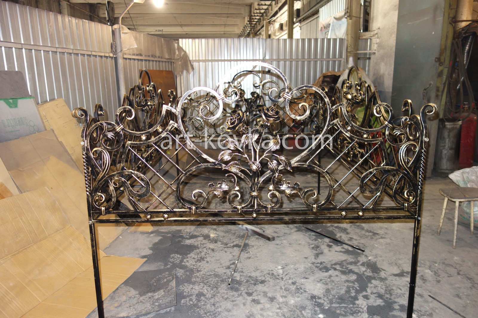 Ограда кованая с розами