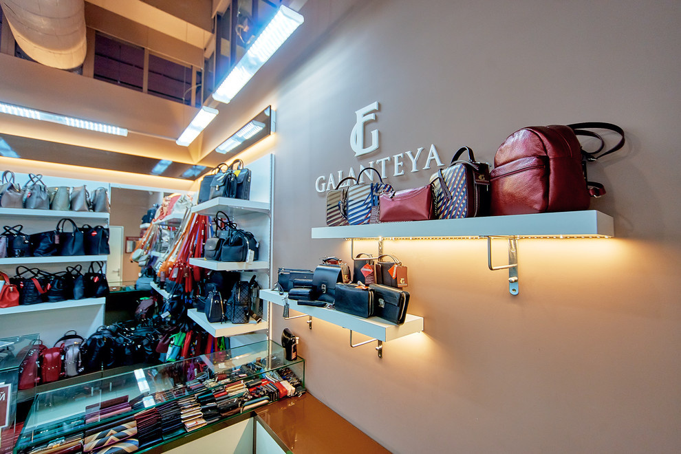 Интерьер магазина сумок GALANTEYA