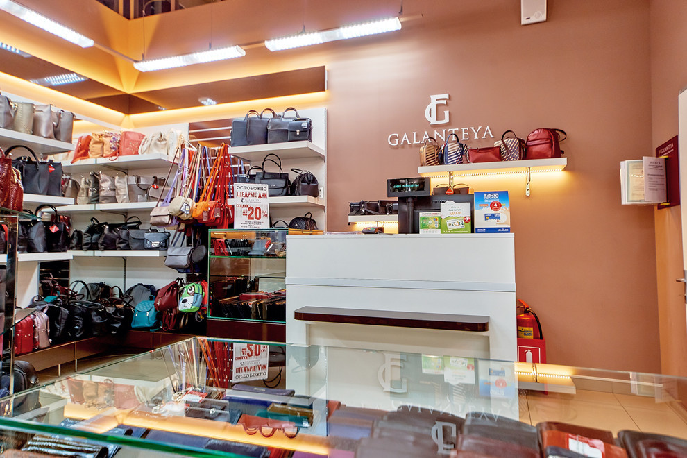 Интерьер магазина сумок GALANTEYA