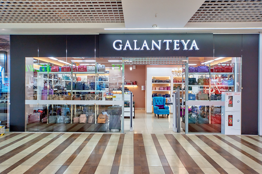 Интерьер магазина сумок GALANTEYA