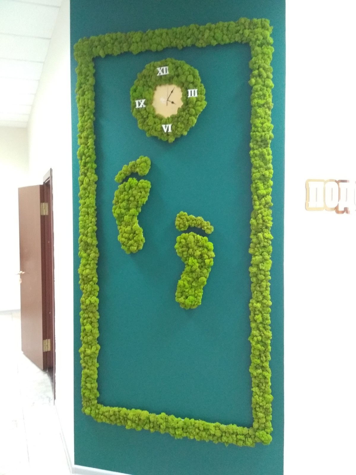 Декор стены для клиники по исправлению стопы.