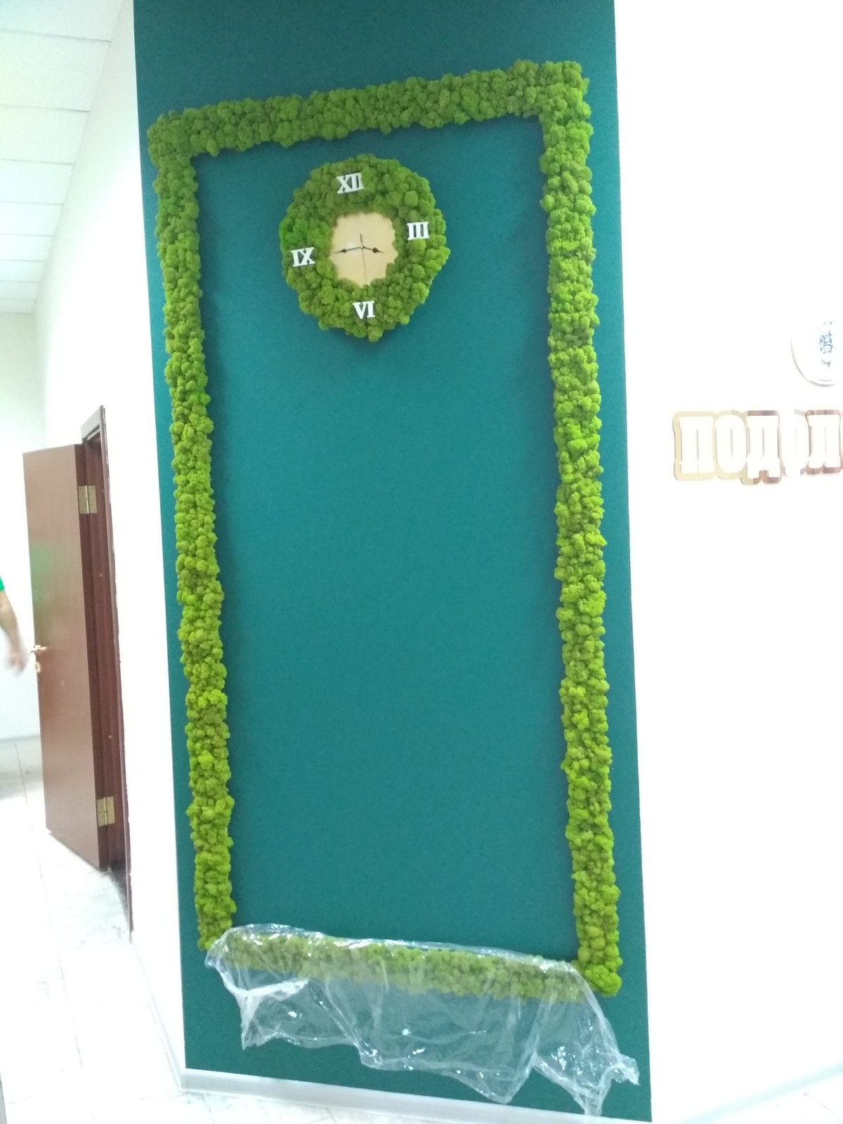 Декор стены для клиники по исправлению стопы.