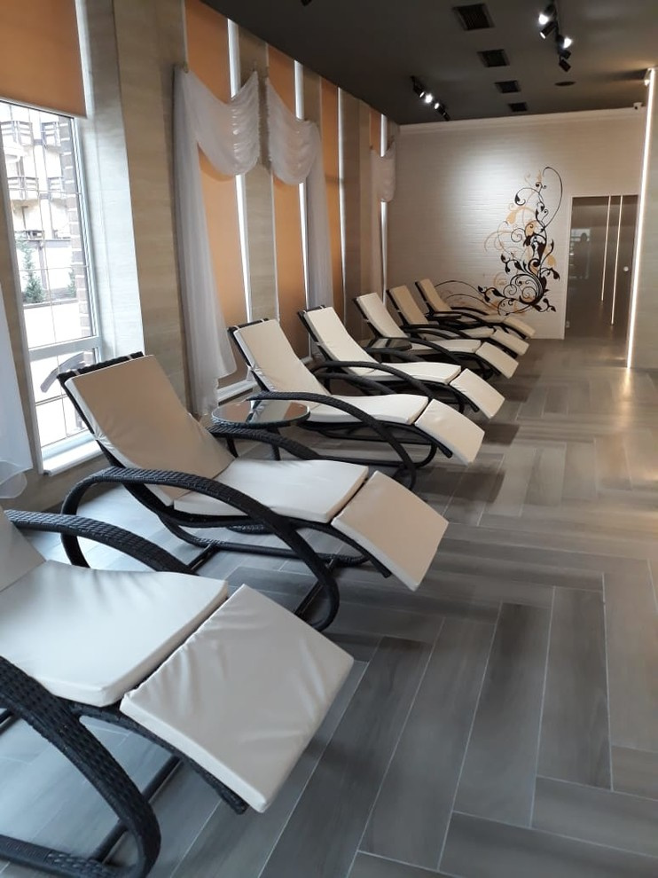 Шезлонги для крытого бассейна