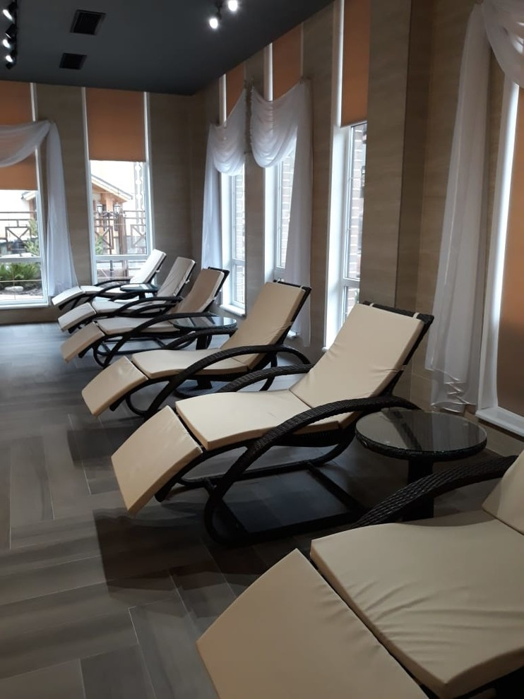 Шезлонги для крытого бассейна