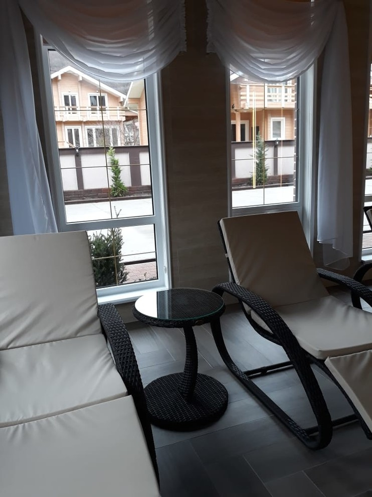 Шезлонги для крытого бассейна