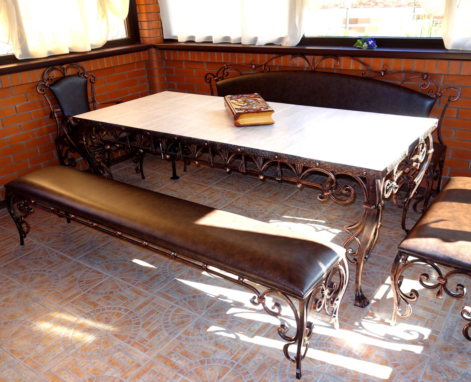 Стол , скамьи и кресло кованые